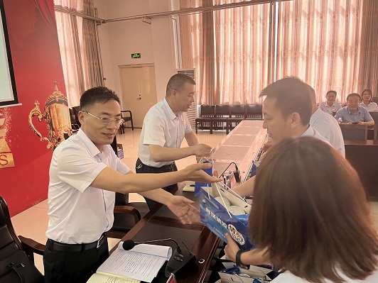 1658885719327782.jpeg 工会领导发放慰问品 曹伟伟摄.jpg